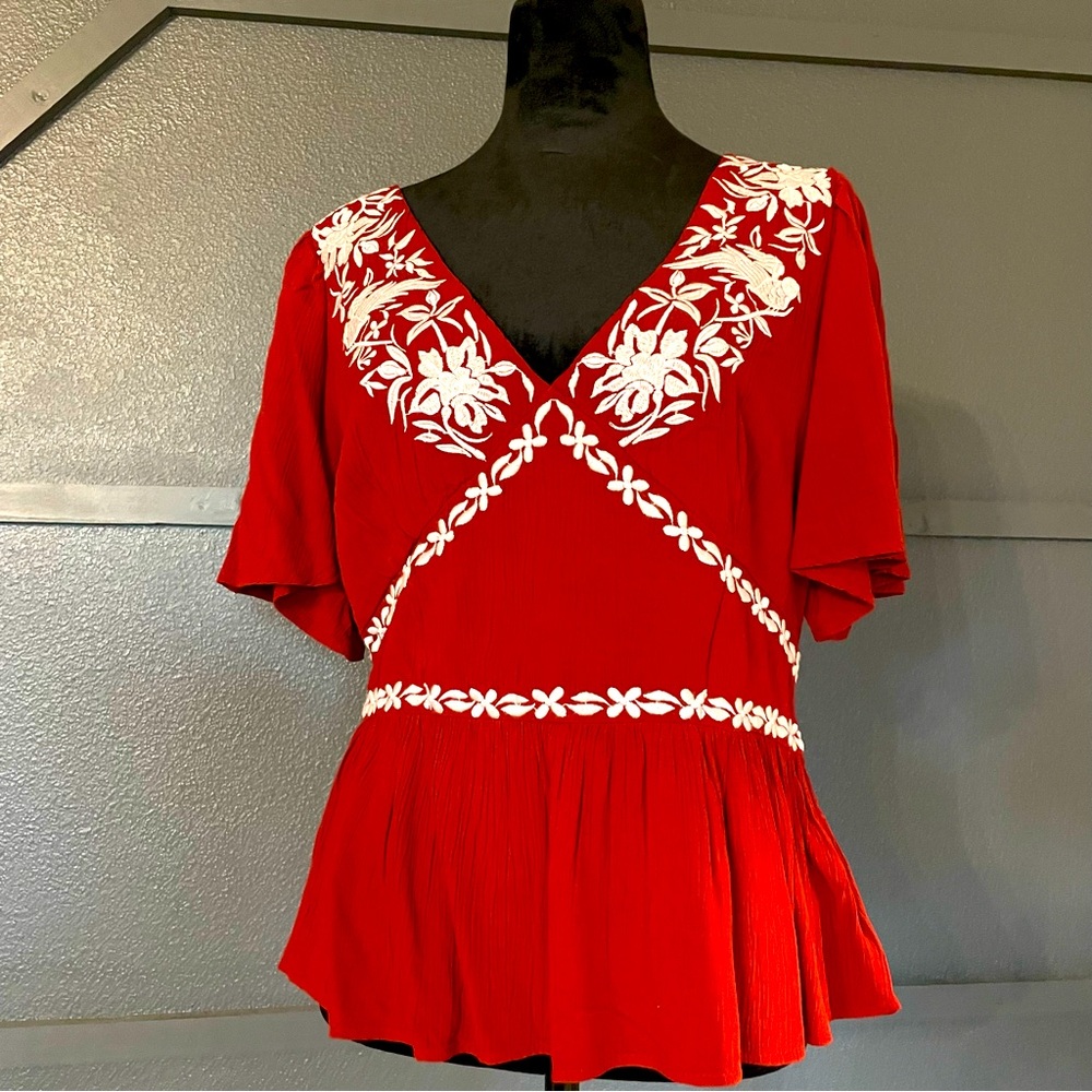 Knox rose women’s red embroidered peasant top. Size M. Elastic waist